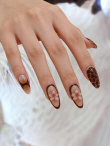 24 片美甲贴片，以经典的豹纹元素和立体压纹樱花为特色。粉色和白色的花瓣纹理饱满立体，花蕊细节精致独特，尽显甜美少女风情。 - 彩色 - 查看 6