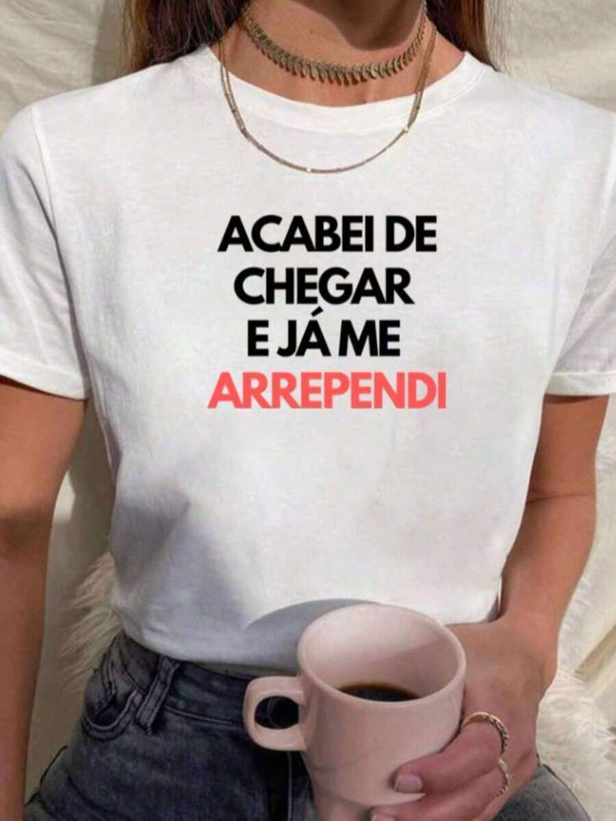 Camiseta Feminina de Gola Redonda Estampada com Acabei De Chegar E Já Me Arrependi, Moda T-shirt Feminina com Estampa de Acabei De Chegar E Já Me Arrependi, Camiseta Casual De Manga Curta, Promoção Blusinha Feminina, Conforto para Todas as Estações - Branco - Visão 1