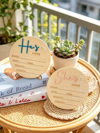 1 tấm bảng gỗ tròn thông báo sinh em bé "She's/He's Here" - Bảng gỗ tiết lộ giới tính, thông báo giới tính, bảng thông báo sinh tại bệnh viện, phụ kiện chụp ảnh cho trẻ sơ sinh, thích hợp làm quà tặng lễ rửa tội, quà tặng cho bố mẹ mới và tiệc mừng em bé, quà tặng cho các bà mẹ tương lai, chào đón em bé, bảng chào mừng trẻ sơ sinh.
