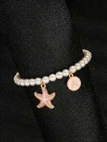 1 pieza Elegante y delicada pulsera hecha a mano con cuentas, con dije de aleación de zinc con forma de estrella de mar rosa y 26 iniciales, perlas falsas, para niños, niñas, familia, amigos, verano, viajes, moda callejera, decoración diaria, regalo de cumpleaños, joyería para niños - Rosa - Ver 2