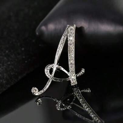 European And American Minimalist Fashion 26 Letter Brooch - Alloy Fashion Accessory For Women's Suits And Collars - Suitable As Wedding Gift, Party And Daily Accessory For Men And Couples!
