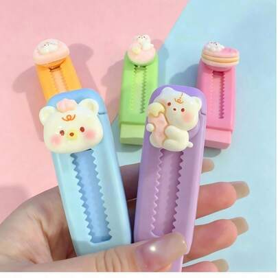 Bộ 3/5 cục tẩy hình gấu dễ thương, tẩy sạch không để lại dấu vết, rất cần thiết cho năm học mới. Chất liệu mềm mại và thiết kế đáng yêu, vừa là vật trang trí bàn làm việc vui nhộn, vừa là vật dụng văn phòng phẩm không thể thiếu ở trường học và văn phòng, phù hợp cho cả viết và vẽ.