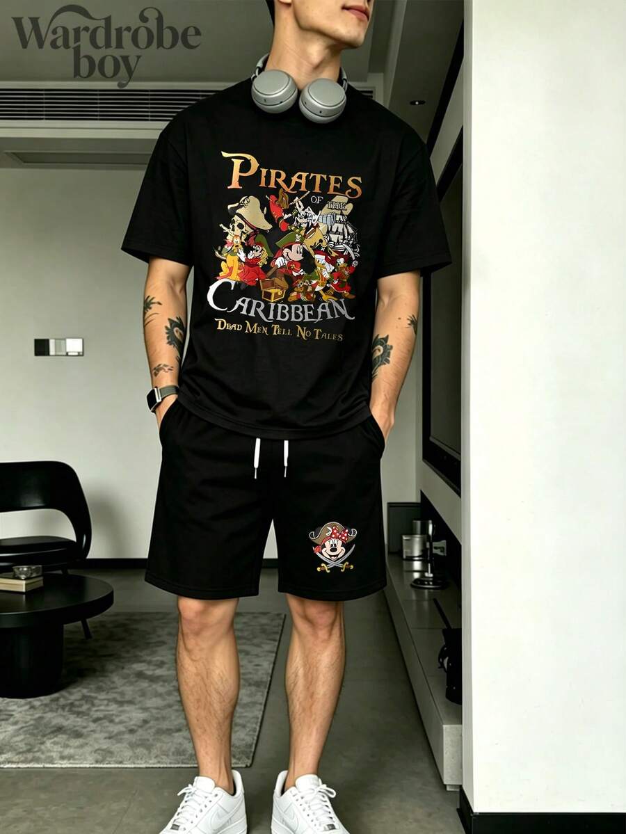 Disney Licensed Short-Sleeve Printed T-Shirt And Shorts Set, Men's Two-Piece Set, Featuring A Cartoon Print Of Mickey Mouse Family In A Nautical Pirate Outfit. Suitable For Family Outings And Vacations. Unisex. Comfortable And Breathable. - 黑色 - 查看 1