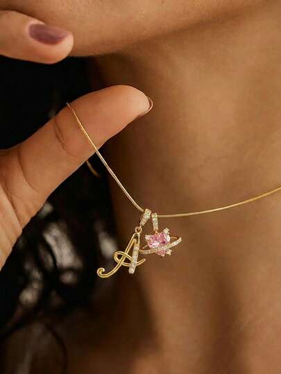 1 chiếc mặt dây chuyền chữ cái A-Z mạ vàng 18K dễ thương và ngọt ngào, hình trái tim màu hồng, lấy cảm hứng từ vành đai tiểu hành tinh, phù hợp với trang phục hàng ngày của phái nữ. Món quà tuyệt vời cho sinh nhật, ngày lễ, kỷ niệm.