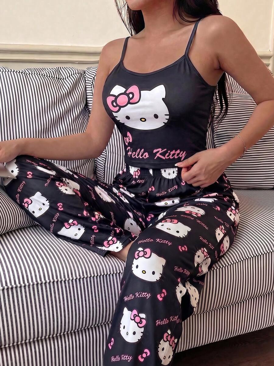 SANRIO طقم ملابس منزلية كاميسول مطبوع هالو كيتي + بنطال طويل، قماش ناعم ومرن، طقم مريح من قطعتين مناسب للنوم في المنزل / الاسترخاء العادي / الخروجات الخفيفة - الأسود - مشاهدة 1