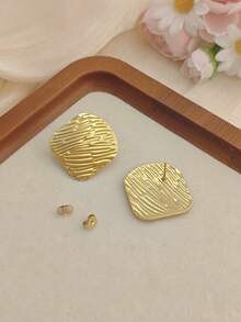 Set de 6 pares - Aretes cuadrados para mujeres y damas con estilo, conjunto de aretes geométricos en estilos trenzados y martillados, aretes de botón de acero inoxidable para niñas, aretes de moda a prueba de agua e hipoalergénicos dorados, piezas grandes y llamativas para la colección de joyas de la oreja, adecuados para atuendos de oficina e ideales para atuendos de vacaciones y un dulce regalo para mujeres. - Dorado - Ver 7