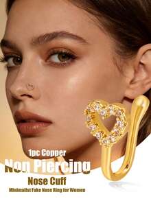 1 chiếc khuyên mũi hình trái tim rỗng cao cấp độc quyền. Chất liệu vàng, kiểu dáng tối giản. Thích hợp cho các bữa tiệc theo phong cách châu Âu và trang phục hẹn hò. - Hình trái tim chạm khắc vàng - Xem 6