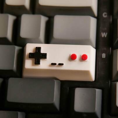 Tecla de cambio de controlador de juego retro - Diseño artístico de teclado mecánico, teclas direccionales, estilo de consola de juegos clásica, hecha de material PLA duradero, compatible con teclados mecánicos, ideal para jugadores y coleccionistas.