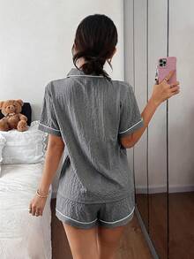 Dreamivo Set Piyama Kerah Berumbai dengan Bordir Pita dan Saku, Atasan Kerah Lipat Kancing & Celana Pendek Nyaman - Grey - View 2