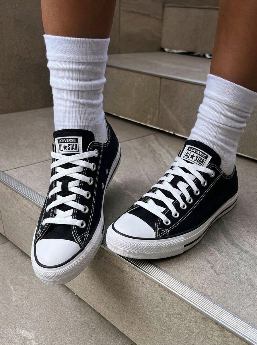 Converse Chuck Taylor All Star 女款休闲鞋，轻便缓震，透气舒适，厚底设计，饰有品牌标志，亲肤百搭，适合日常穿着、健身、通勤、下班后休闲旅行等场合，货号 M9166C - 黑色 - 查看 1