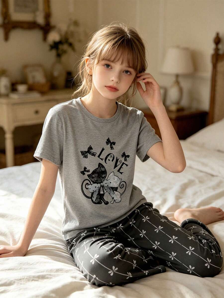 时尚可爱女童家居服两件套，萌猫印花蝴蝶结设计灰色圆领短袖上衣+印花长裤套装，面料舒适，适合居家穿着或作为礼物。 - 灰色 - 查看 1