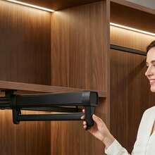 1个伸缩式衣架，碳钢铝合金材质，带阻尼滑轨，适用于裤子、T恤、连衣裙等衣物收纳。 - A - 查看 4