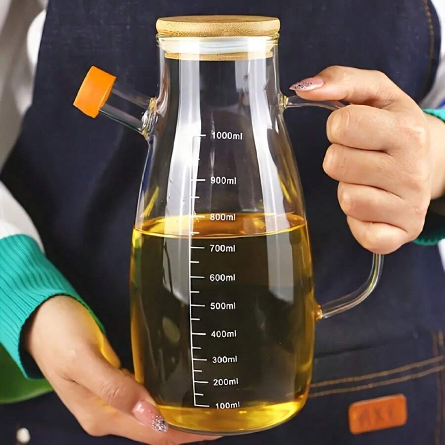 1个大容量硼硅玻璃油瓶，适合家庭和厨房使用，带刻度，配有量杯和搅拌棒，可用于盛装食用油、调料、空气炸锅、露营、野餐、厨房用品，也是节日礼物的理想之选。