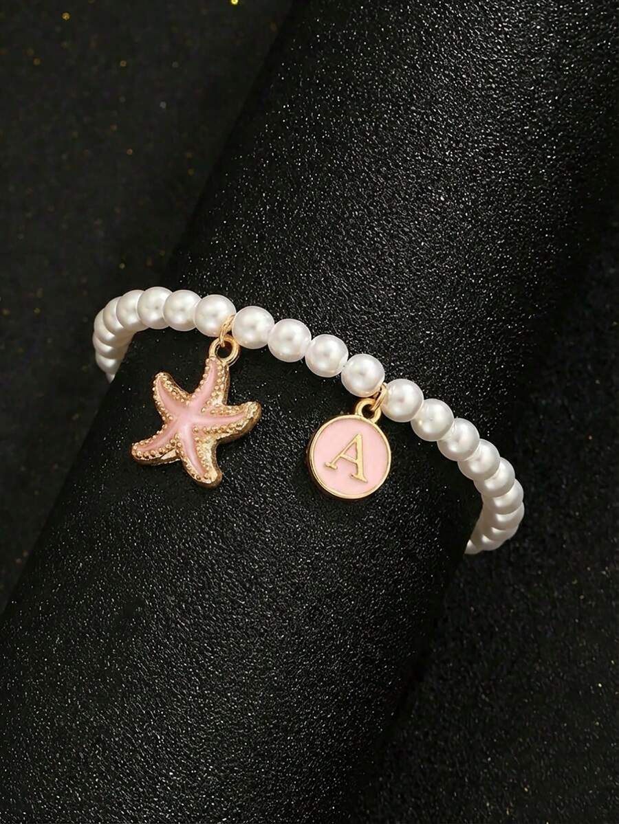 1 pieza Elegante y delicada pulsera hecha a mano con cuentas, con dije de aleación de zinc con forma de estrella de mar rosa y 26 iniciales, perlas falsas, para niños, niñas, familia, amigos, verano, viajes, moda callejera, decoración diaria, regalo de cumpleaños, joyería para niños - Rosa - Ver 1