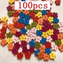 100 szt. małych kolorowych drewnianych guzików w kształcie kwiatów, 11 mm, 2 otwory, mieszane kolory, drewniane guziki do szycia, rękodzieła, odzieży, swetrów, scrapbookingu i projektów rękodzielniczych - 100 szt. kolorowych kwiatów - Zobacz 1
