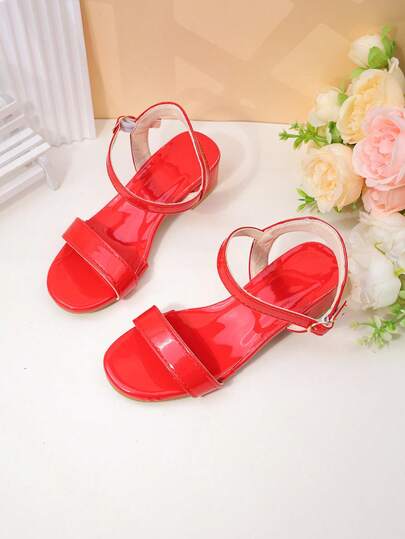 Một đôi sandal cao gót liền thân cho bé gái, kiểu dáng tối giản, thời trang với khóa kim loại trang trí, thanh lịch và ngọt ngào, thích hợp cho các bữa tiệc mùa hè.