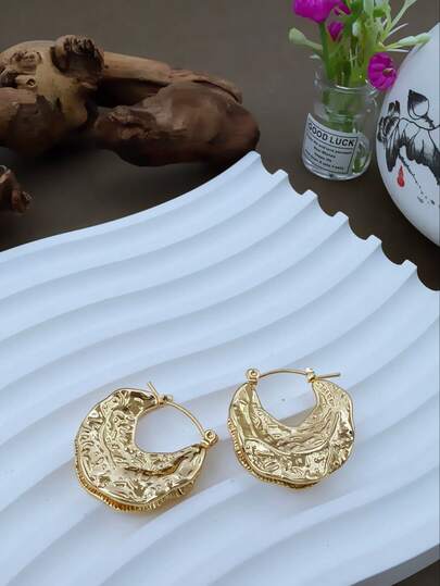 2 chiếc/1 bộ. Đôi bông tai vàng tròn kiểu dáng nữ tính này có họa tiết hình lưỡi liềm không đều, được tạo hình bằng phương pháp gõ búa với các nếp gấp và đường vân. Được làm từ thép không gỉ, chúng thời trang, cổ điển, sang trọng và độc đáo. Chúng phù hợp cho các bữa tiệc, cuộc sống hàng ngày, mua sắm, hẹn hò và hoàn hảo để tạo hiệu ứng trang trí thanh lịch. Chúng đa năng và vượt thời gian.