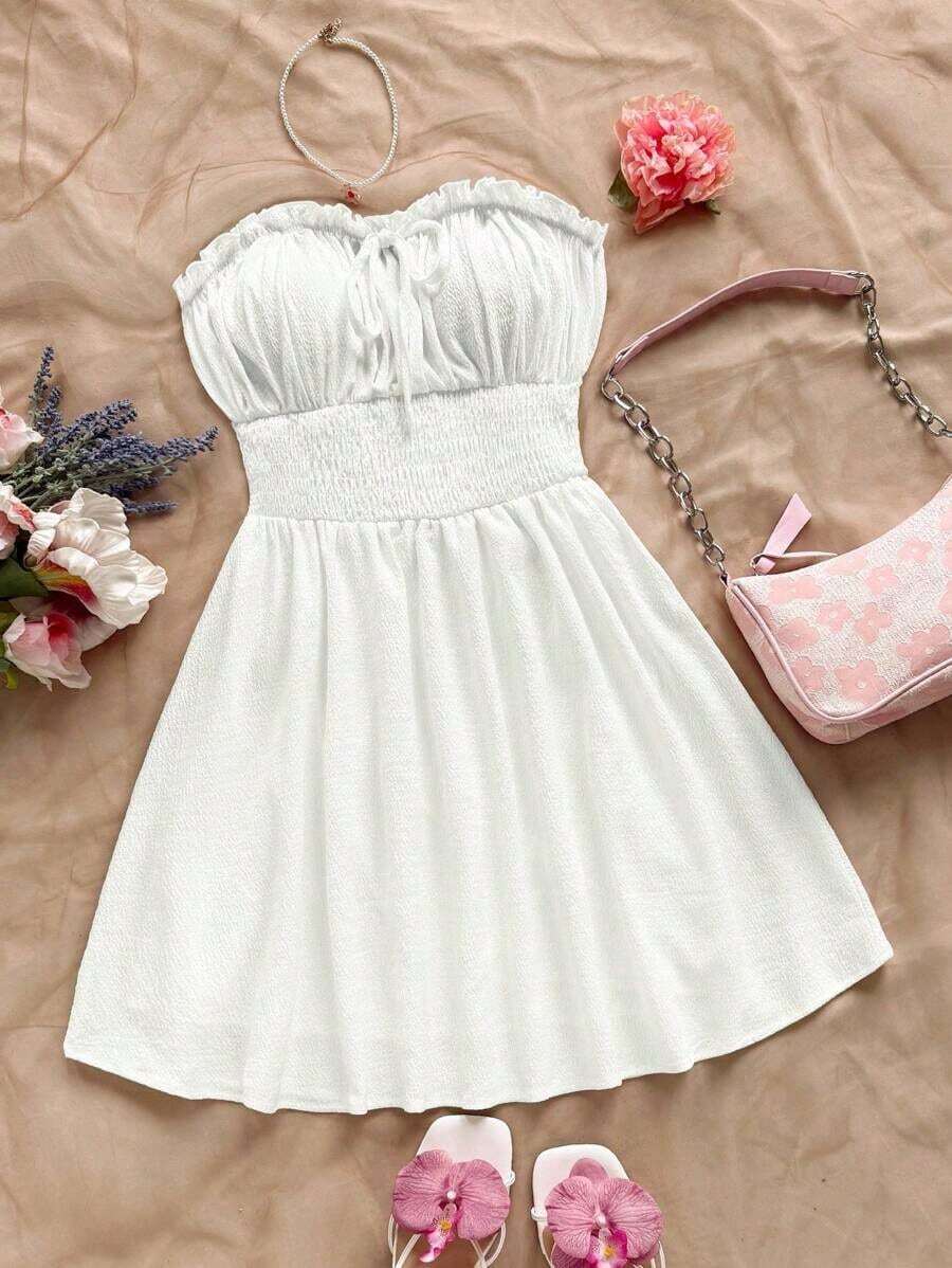 Vestido de verano sin tirantes para mujer, en tonos pastel suaves, con detalle de volantes, pliegues en la cintura y lazo ajustable.Silueta favorecedora y ligera, ideal para citas, paseos y eventos casuales de verano.Añade un toque dulce y romántico a tu estilo. - Blanco - Ver 1