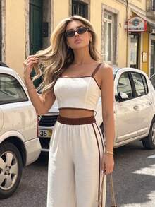 Bộ đồ nữ thanh lịch gồm 2 mảnh: áo croptop không dây và quần ống rộng suông, được làm từ chất liệu không co giãn, phù hợp cho các bữa tiệc và những dịp thường ngày. Mùa hè. - Màu be - Xem 1
