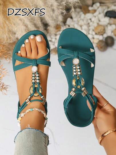1 Paar Boho-Stil einfarbige PU-Leder Perlen Kreuz-Riemen Flache Sandalen, modisch für Strand, Resort und Outdoor im Sommer