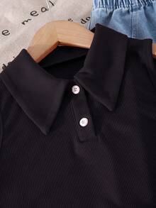 Bộ đồ thể thao cho bé gái gồm áo tank top đen không tay cổ polo ôm sát và quần jean dài ống rộng cạp chun thêu họa tiết quả anh đào, thích hợp cho mùa tựu trường. - màu đen - Xem 2
