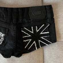 Women's Black Denim Mini Shorts With Unique Union Jack And Text Detail, Straight Leg Non-Stretch Fabric For A Standout Grunge Party Outfit. - 黑色 - 查看 2