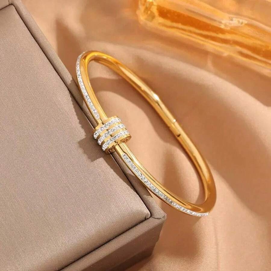 1 chiếc vòng tay bằng thép không gỉ đính đá lấp lánh hình ngôi sao, với 3 hàng kim cương ở giữa, kiểu dáng sang trọng tinh tế, phù hợp cho cả ngày thường lẫn các dịp dự tiệc, cũng có thể dùng làm quà tặng cho bạn bè, người yêu và gia đình. - Vàng - Xem 1
