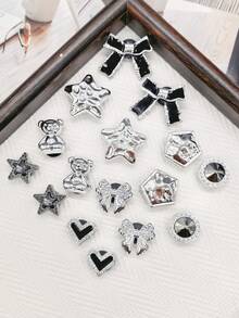 16 pezzi Vintage Decorazioni per scarpe, ciondoli a forma di cuore nero, stella, fiocco in ABS, fibbie argentate con strass, accessori multifunzionali per sandali, ciabatte, scarpe da giardino, borse da spiaggia, regali per Natale, Ognissanti, compleanni e feste - Multicolore - Visualizzare 11