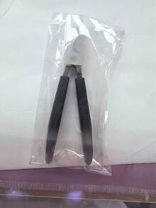 这款坚固耐用的斜角指甲钳采用大开口设计，防止指甲油飞溅，适合修剪厚指甲和嵌甲。它由优质不锈钢制成，配有柔软舒适的握柄和25度超锋利刀片。这款厚指甲钳专为老年人设计，具有防飞溅功能。 - A - 查看 14