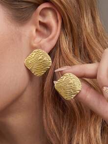 Set de 6 pares - Aretes cuadrados para mujeres y damas con estilo, conjunto de aretes geométricos en estilos trenzados y martillados, aretes de botón de acero inoxidable para niñas, aretes de moda a prueba de agua e hipoalergénicos dorados, piezas grandes y llamativas para la colección de joyas de la oreja, adecuados para atuendos de oficina e ideales para atuendos de vacaciones y un dulce regalo para mujeres. - Dorado - Ver 2