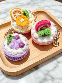 Chaveiro de bolo de flores feito à mão em crochê, um lindo pingente para bolsa feminina, um acessório único, delicado e feminino, perfeito para decorar mochilas. Ideal para usar no dia a dia ou em passeios, este chaveiro criativo e artesanal é um presente encantador que valoriza qualquer bolsa. - Multicolorido - Ver 8