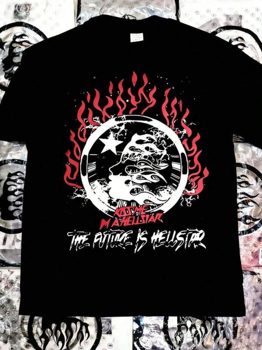 Hellstars The Future Is Hellstars Back Print Y2K Graphic T-Shirt,180g 100% Cotton,Round Neck Short Sleeve,Black Streetwear Essential For Summer ,Unisex Style Tops For Women,Men Clothes,Girls Clothes,Girls Tops,Boys Clothes,Clothes For Girls,Summer Tops,Summer Clothes,Graphic Tee,Summer Holiday Outfits,Holiday Outfits For Women,Girls Holiday,Mens Holiday Clothes,Birthday Outfits - 黑色 - 查看 1