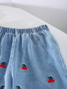 Bộ đồ thể thao cho bé gái gồm áo tank top đen không tay cổ polo ôm sát và quần jean dài ống rộng cạp chun thêu họa tiết quả anh đào, thích hợp cho mùa tựu trường. - màu đen - Xem 3