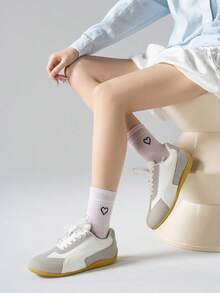1/5双随机多色心形双条纹春夏款袜子，舒适透气，适合校园和大学穿着。轻便时尚，个性十足，男女皆宜，适合校园聚会、日常居家装饰和休闲穿着。柔软舒适的中筒袜。 - 彩色 - 查看 5