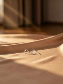 1 Đôi bông tai bạc S925 hình tam giác rỗng tối giản, thiết kế đường nét đơn giản, không gây dị ứng, trang sức đa năng để đeo hàng ngày, món quà độc đáo và thanh lịch dành cho bạn gái, bạn thân nhân dịp sinh nhật. - Bạc - Xem 2