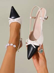 Sandálias femininas de salto agulha com bico fino e laço em blocos de cores, modelo mule com salto médio e fivela na tira traseira, perfeitas para o dia a dia e encontros românticos. - Branco - Ver 6