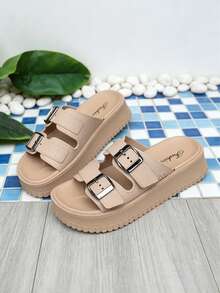 FZY Women's Double-Buckle Flat Sandals, Adjustable Strap Open-Toe Sandals, Non-Slip, Comfortable, Warm-Season Footwear, Lightweight And Waterproof Women's Shoes. A Versatile Shoe Suitable For Everyday Wear, Beach Vacations, Poolside, Back-To-School Season, Spring Break, Independence Day, And Outdoor Activities. Features A Soft, Cushioned Insole, Shock Absorption Technology, A Smooth Synthetic Upper, And A Durable, Non-Slip Outsole. It Comes With Adjustable Metal Buckles For A Personalized Fit. The Thick Platform Sole Adds A Slight Height Without Sacrificing Comfort. The Cushioned Padding Reduces Foot Fatigue Throughout The Day, And The Non-Slip Outsole Provides Reliable Grip On Both Wet And Dry Surfaces. The Lightweight, Waterproof Construction Is Ideal For The Beach And Pool, And It's Easy To Clean And Dries Quickly. - 卡其色 - 查看 8