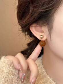 Pendientes de perlas con estilo francés 2026, pendientes de aguja de plata elegantes de moda retro de lujo y de peso ligero para mujeres - Blanco - Ver 10