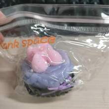 1个可爱草莓蛋糕造型的软萌慢回弹玩具，回弹力极佳，适合缓解压力。小巧尺寸，可摆放在桌面，经久耐用。配件款式随机，是甜蜜可爱的节日礼物之选。 - 彩色 - 查看 13