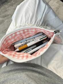 Une trousse à crayons avec dentelle rose fraîche et style floral, peut être utilisée comme sac de rangement de papeterie et sac cosmétique (sans porte-clés en forme de cœur). Le sac de rangement de papeterie à grande capacité adopte un style unique, et le sac cosmétique minimaliste convient à une utilisation par les filles. Convient pour la papeterie des étudiants. Un choix de cadeau pour la rentrée scolaire. Très adapté pour que les étudiants se l'offrent mutuellement. - Floral - Voir 6