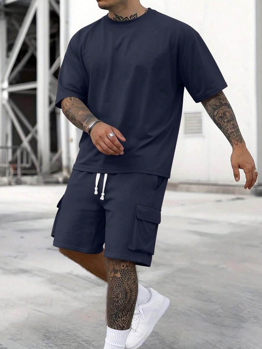 Set de 2 piezas Conjunto de verano para hombre de color azul marino delgado, camiseta de cuello redondo de corte holgado + pantalones cortos cargo, traje casual deportivo para hombre adecuado para la playa, vacaciones, viajes