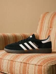 Adidas Giày nữ Handball Spezial phong cách thường ngày, nhẹ, đệm êm, thoáng khí, thoải mái, đế dày, có logo, chất liệu da lộn thân thiện với da, đa năng, dùng hàng ngày, tập gym, đi làm, sau giờ làm, giải trí, du lịch, hẹn hò DB3021 - Lõi đen/Trắng mây/Keo - Xem 1