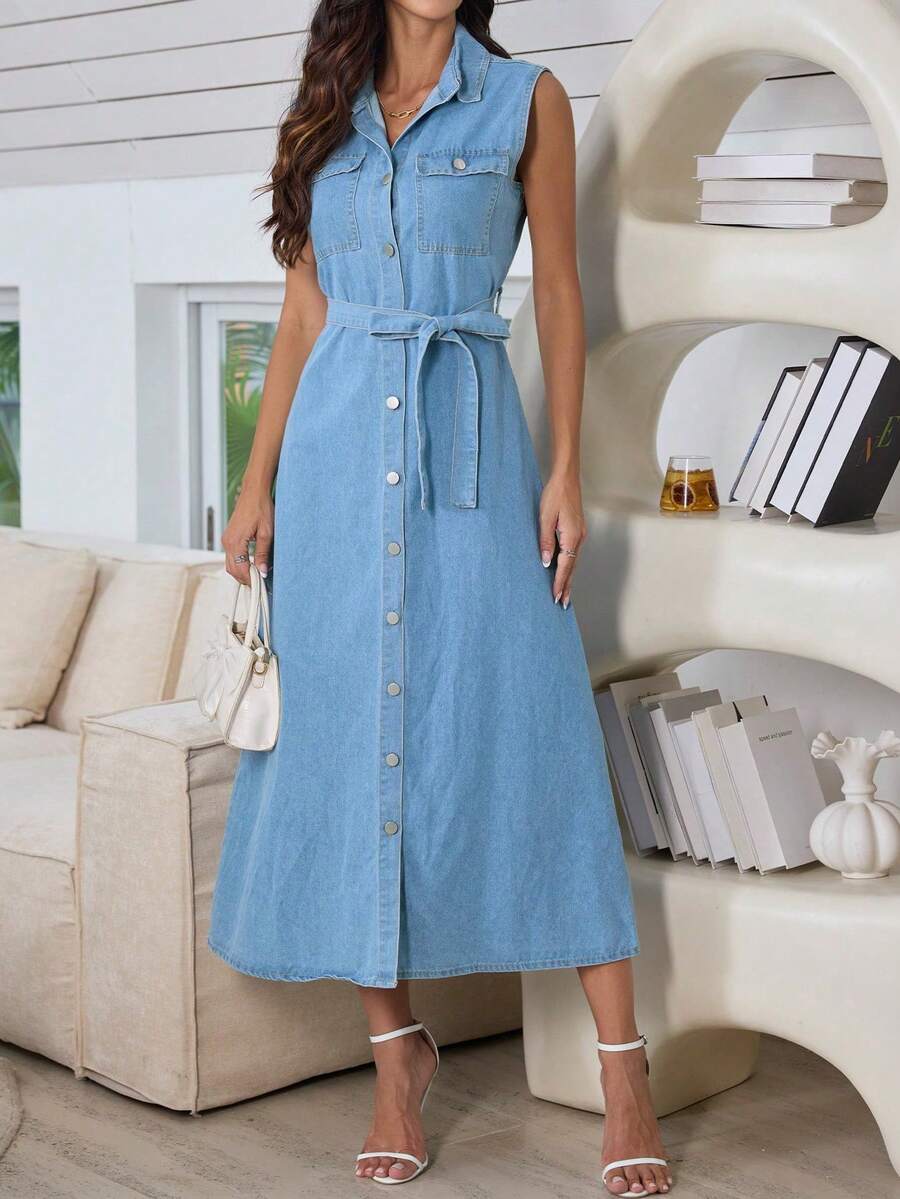 Đầm denim không tay cài cúc dáng dài ngang gối dành cho nữ, cổ áo và có túi, kiểu dáng chữ A thắt dây thoải mái, thích hợp cho mùa xuân.