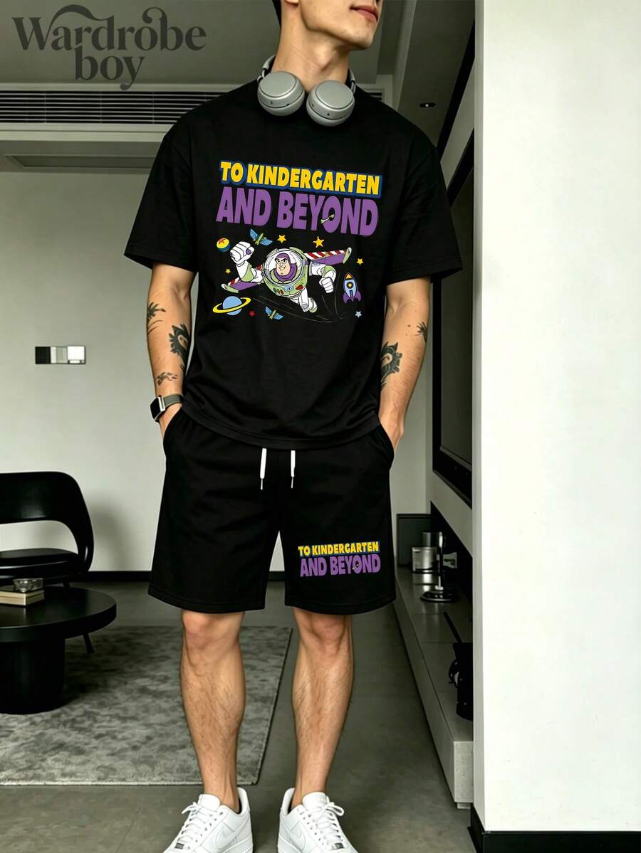 Disney Licensed Short-Sleeve Printed T-Shirt And Shorts Set, Men's Two-Piece Set, Toy Story Buzz Lightyear Exploring The Universe Pattern Cartoon Printed T-Shirt And Shorts Set, Suitable For Family Outings And Vacations. Unisex. Comfortable And Breathable. - 黑色 - 查看 1