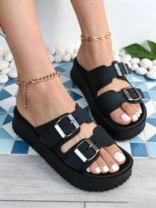 FZY Women's Double-Buckle Flat Sandals, Adjustable Strap Open-Toe Sandals, Non-Slip, Comfortable, Warm-Season Footwear, Lightweight And Waterproof Women's Shoes. A Versatile Shoe Suitable For Everyday Wear, Beach Vacations, Poolside, Back-To-School Season, Spring Break, Independence Day, And Outdoor Activities. Features A Soft, Cushioned Insole, Shock Absorption Technology, A Smooth Synthetic Upper, And A Durable, Non-Slip Outsole. It Comes With Adjustable Metal Buckles For A Personalized Fit. The Thick Platform Sole Adds A Slight Height Without Sacrificing Comfort. The Cushioned Padding Reduces Foot Fatigue Throughout The Day, And The Non-Slip Outsole Provides Reliable Grip On Both Wet And Dry Surfaces. The Lightweight, Waterproof Construction Is Ideal For The Beach And Pool, And It's Easy To Clean And Dries Quickly. - 黑色 - 查看 2