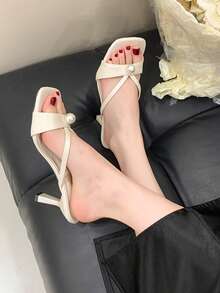 Giày sandal cao gót mũi vuông quai rộng đính ngọc trai dành cho nữ, kiểu dáng nghỉ dưỡng, màu đen và be, phù hợp với váy, quần jeans và các trang phục cao gót khác. - Màu be - Xem 4