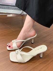 Giày sandal cao gót mũi vuông quai rộng đính ngọc trai dành cho nữ, kiểu dáng nghỉ dưỡng, màu đen và be, phù hợp với váy, quần jeans và các trang phục cao gót khác. - Màu be - Xem 3