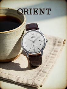 Orient Đồng hồ cơ tự động nam, mặt số bạc hiển thị giây nhỏ, chữ số Ả Rập màu trắng, dây da màu nâu, hiển thị ngày, tự động lên dây, đồng hồ đeo tay thời trang cổ điển, quà tặng Ngày của Cha, quà du lịch, quà sinh nhật cho bố, chồng, bạn bè, phụ kiện hàng ngày. - Bạc - Xem 1