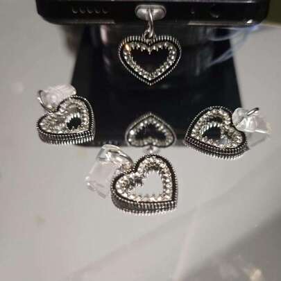 Nút chặn bụi hình trái tim đính đá, phù hợp cho cổng sạc /Type-C, bảo vệ cổng sạc điện thoại.