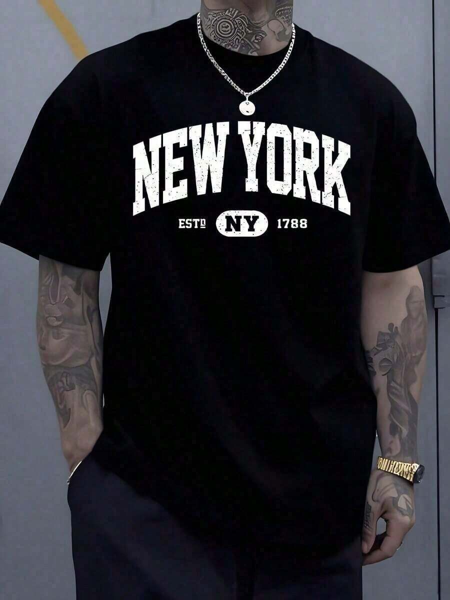 The Graphic Displays The Letters NEW YORK, Symbolizing The Urban Spirit, Freedom, And Energy Of The Big City, Inspiring Confidence And Determination In The Wearer. This Plus-Size T-Shirt Is Made Of 100% High-Quality Cotton, Offering Comfort And Style For Everyday Wear. - 黑色 - 查看 1